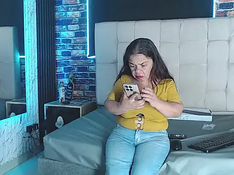 Snapshot of mialuna303av chatting on 03/27/26, 01:33 mialuna303av online show from 03/27/26, 01:33