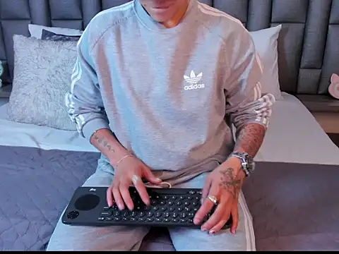 ZoeGrey online show from 04/21/26, 12:33