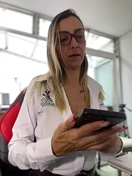 AlanaBrunetteX X online show from 04/16/26, 06:19