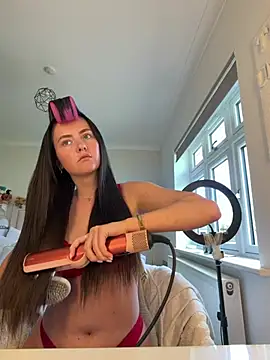 LolaSkyee online show from 04/18/26, 03:16