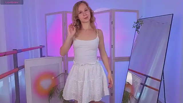 sophie blossom  online show from 06/17/26, 01:45
