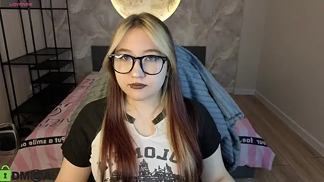 Luna Host online show from 04/03/26, 02:09