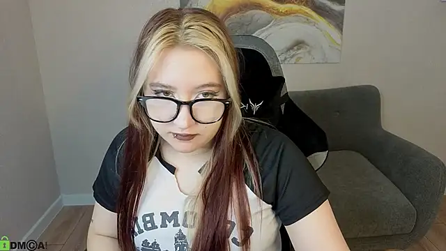 Luna Host online show from 05/10/26, 01:22