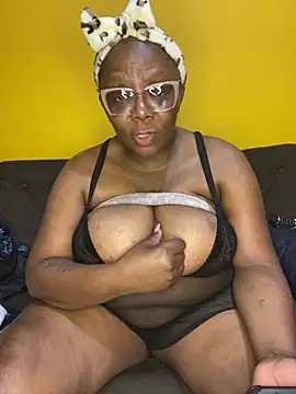 Snapshot of BoobsQueeen chatting on 06/30/26, 04:13 BoobsQueeen online show from 06/30/26, 04:13