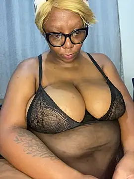 Snapshot of BoobsQueeen chatting on 07/04/26, 11:00 BoobsQueeen online show from 07/04/26, 11:00