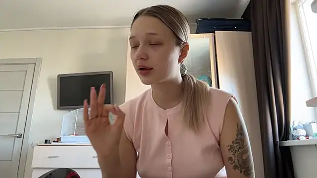 Snapshot of KazukoChristie chatting on 03/30/26, 06:36 KazukoChristie online show from 03/30/26, 06:36