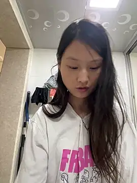Snapshot of Zbnmji chatting on 06/18/26, 01:28 Zbnmji online show from 06/18/26, 01:28