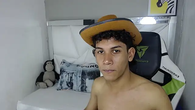 Taylorr junior  online show from 04/01/26, 03:51