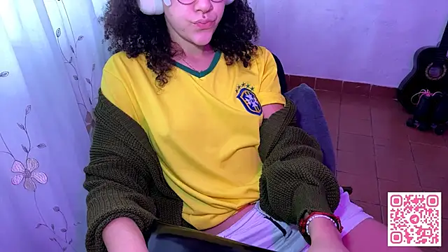 petitecurlybrunette online show from 06/12/26, 12:59