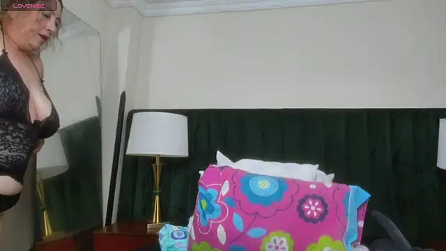 Snapshot of RoxanneSquirt chatting on 05/16/26, 12:18 RoxanneSquirt online show from 05/16/26, 12:18
