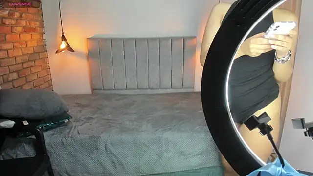 Hanna Clark   online show from 04/22/26, 12:07