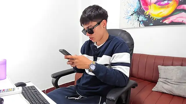 Snapshot of Thebestboyhot chatting on 04/12/26, 05:12 Thebestboyhot online show from 04/12/26, 05:12
