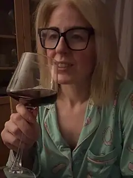 Laylaskyexx online show from 04/15/26, 09:26