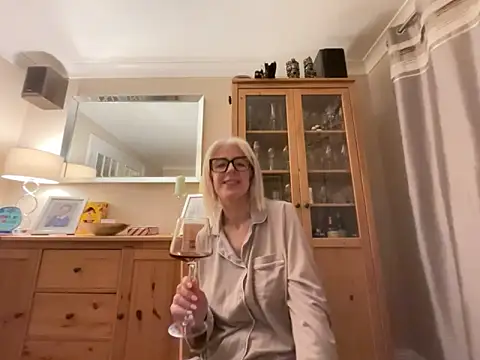 Laylaskyexx online show from 04/22/26, 09:38