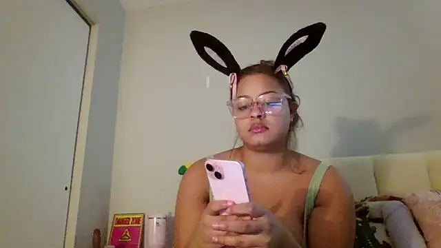 Snapshot of madzbailey chatting on 04/06/26, 04:46 madzbailey online show from 04/06/26, 04:46