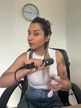 Snapshot of Isabella_varella- chatting on 04/06/26, 01:34 Isabella varella- online show from 04/06/26, 01:34