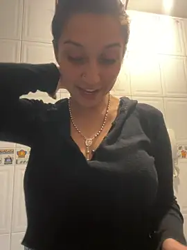 Snapshot of Isabella_varella- chatting on 04/15/26, 02:57 Isabella varella- online show from 04/15/26, 02:57
