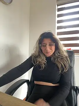 Snapshot of Isabella_varella- chatting on 05/11/26, 04:04 Isabella varella- online show from 05/11/26, 04:04