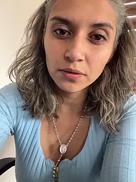 Snapshot of Isabella_varella- chatting on 05/21/26, 03:08 Isabella varella- online show from 05/21/26, 03:08