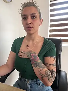Snapshot of Isabella_varella- chatting on 05/25/26, 01:39 Isabella varella- online show from 05/25/26, 01:39