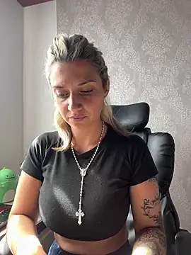 Snapshot of Isabella_varella- chatting on 06/22/26, 02:25 Isabella varella- online show from 06/22/26, 02:25
