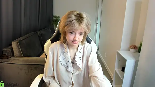 Snapshot of LunaaBee chatting on 06/20/26, 01:09 LunaaBee online show from 06/20/26, 01:09