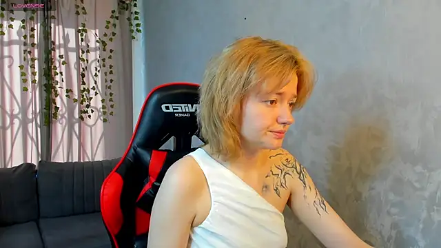 Snapshot of LunaaBee chatting on 06/25/26, 12:43 LunaaBee online show from 06/25/26, 12:43