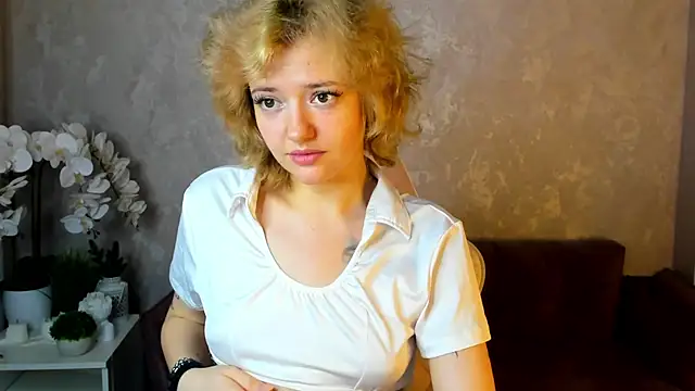 Snapshot of LunaaBee chatting on 07/03/26, 01:12 LunaaBee online show from 07/03/26, 01:12