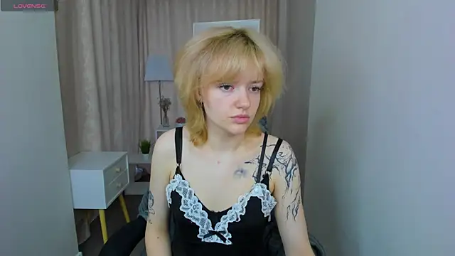 Snapshot of LunaaBee chatting on 07/04/26, 01:12 LunaaBee online show from 07/04/26, 01:12