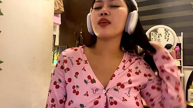 GlindaDejardin online show from 05/18/26, 05:52