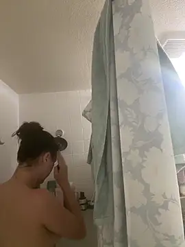 Snapshot of BratTezz chatting on 04/06/26, 11:38 BratTezz online show from 04/06/26, 11:38