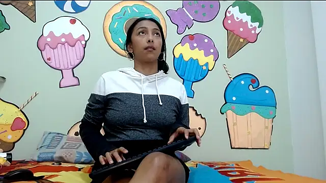 pamelaskiny20 online show from 04/21/26, 02:37