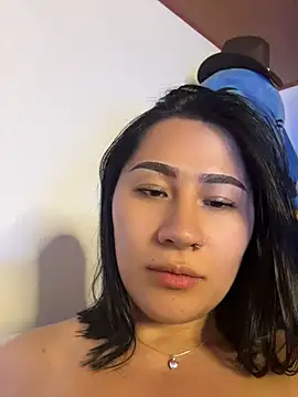 Snapshot of EvelynLeen_ chatting on 05/13/26, 12:30 EvelynLeen online show from 05/13/26, 12:30