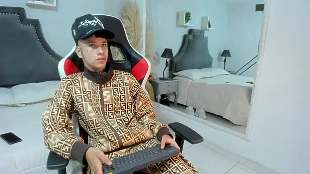 MiloSex  online show from 04/19/26, 12:33