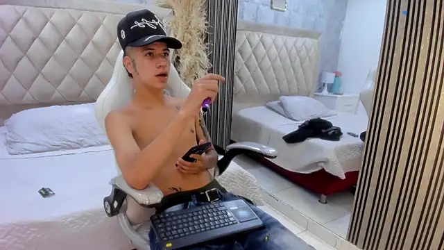 MiloSex  online show from 04/25/26, 10:40