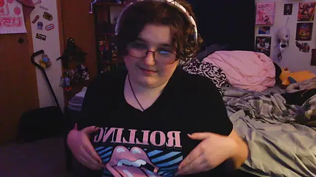 Snapshot of femcelsam chatting on 04/08/26, 04:01 femcelsam online show from 04/08/26, 04:01