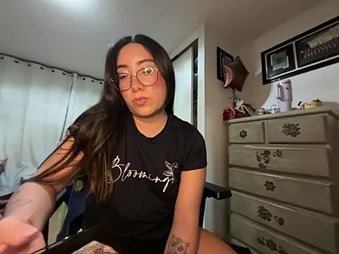 Snapshot of vampiralatina chatting on 05/17/26, 06:11 vampiralatina online show from 05/17/26, 06:11