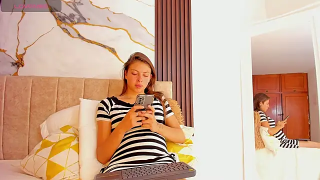 Snapshot of scarlet_fox75 chatting on 05/22/26, 06:57 scarlet fox75 online show from 05/22/26, 06:57
