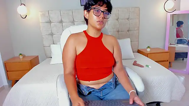 Snapshot of roxy_sweet18 chatting on 04/07/26, 08:53 roxy sweet18 online show from 04/07/26, 08:53