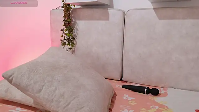 Hanni Dulce  online show from 04/08/26, 12:16