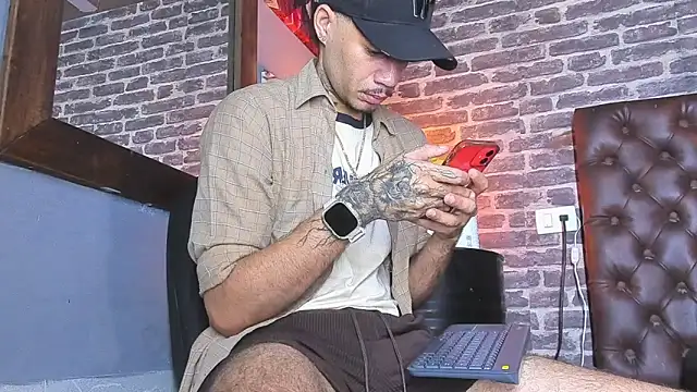Snapshot of Daniel_huge22 chatting on 06/18/26, 02:43 Daniel huge22 online show from 06/18/26, 02:43
