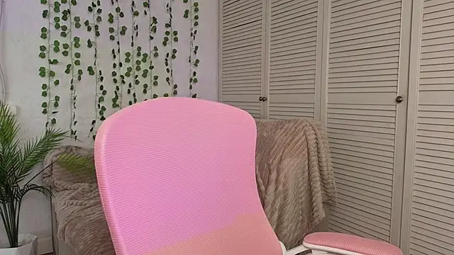 Snapshot of vielleee chatting on 05/15/26, 02:07 vielleee online show from 05/15/26, 02:07