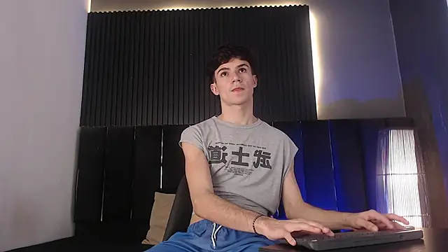 Snapshot of Logan_Steel chatting on 06/19/26, 05:12 Logan Steel online show from 06/19/26, 05:12