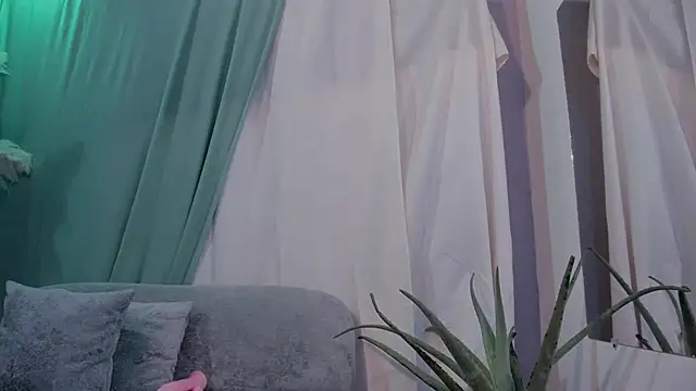 MiaFoxxx5 online show from 04/21/26, 07:17