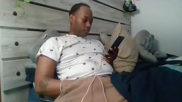 Snapshot of zdaddymm chatting on 05/19/26, 02:40 zdaddymm online show from 05/19/26, 02:40