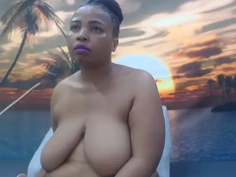 Snapshot of GoldenLuxeLady chatting on 05/13/26, 04:32 GoldenLuxeLady online show from 05/13/26, 04:32