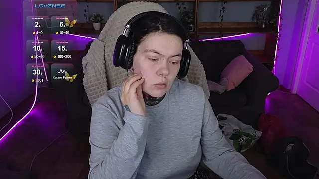 QwertyAnnie Lbo online show from 04/14/26, 01:22