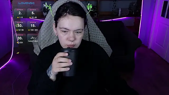 QwertyAnnie Lbo online show from 04/23/26, 01:51