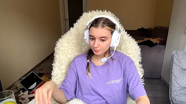 LueIvins online show from 04/22/26, 07:33