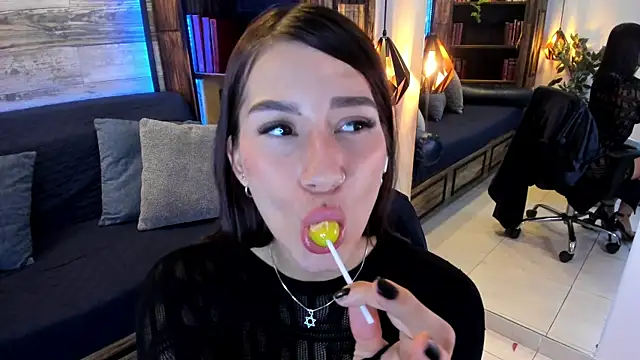 YamelBloom online show from 04/17/26, 06:00